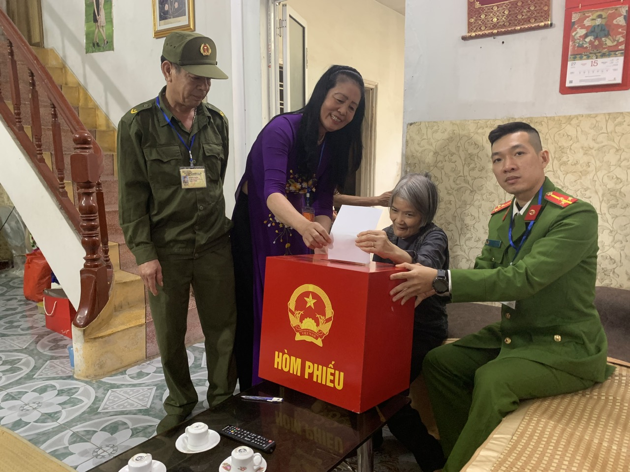 Công an phường Lê Chân - Mang ngày hội bầu cử đến tận nhà cử tri cao tuổi